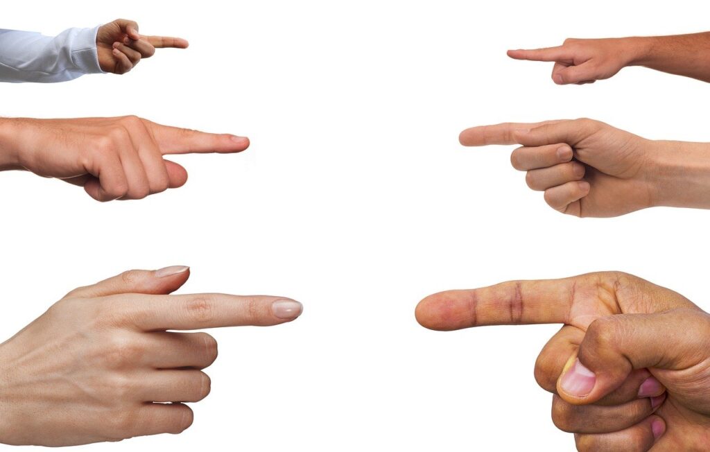 お互いに指の差し合い（対立を示す）