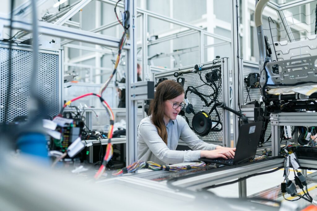 実験室でコンピュータを操作する女性研究者
