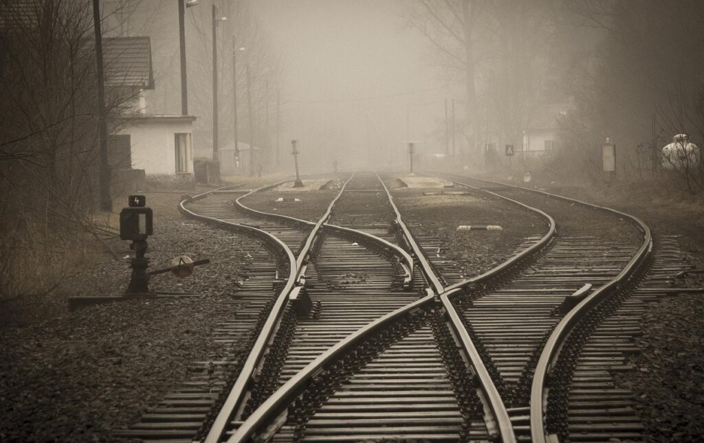 霧の中の線路